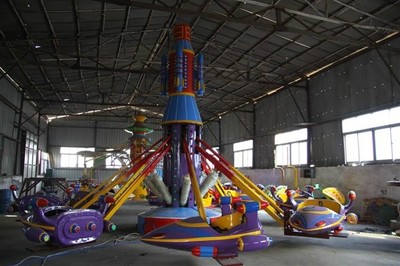 旋转飞机 普通露天游乐场所里的经典飞行梦